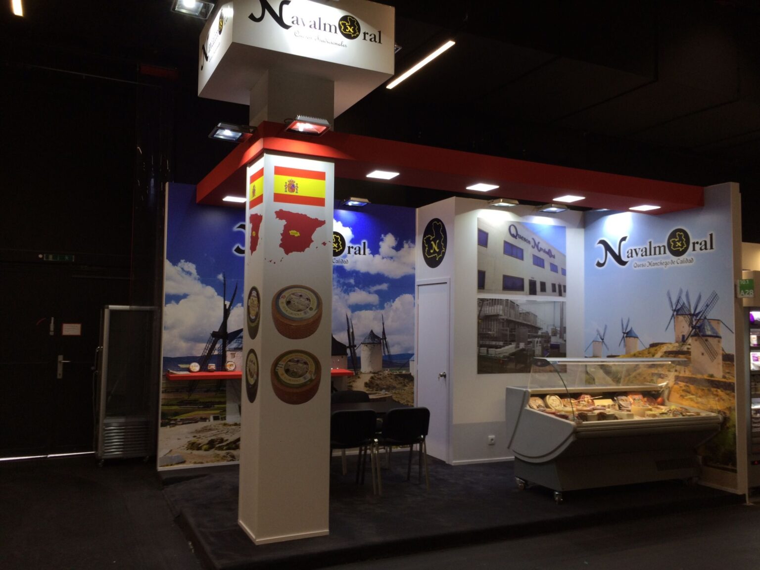 Stands para ferias en Madrid con estructuras personalizadas y mobiliario