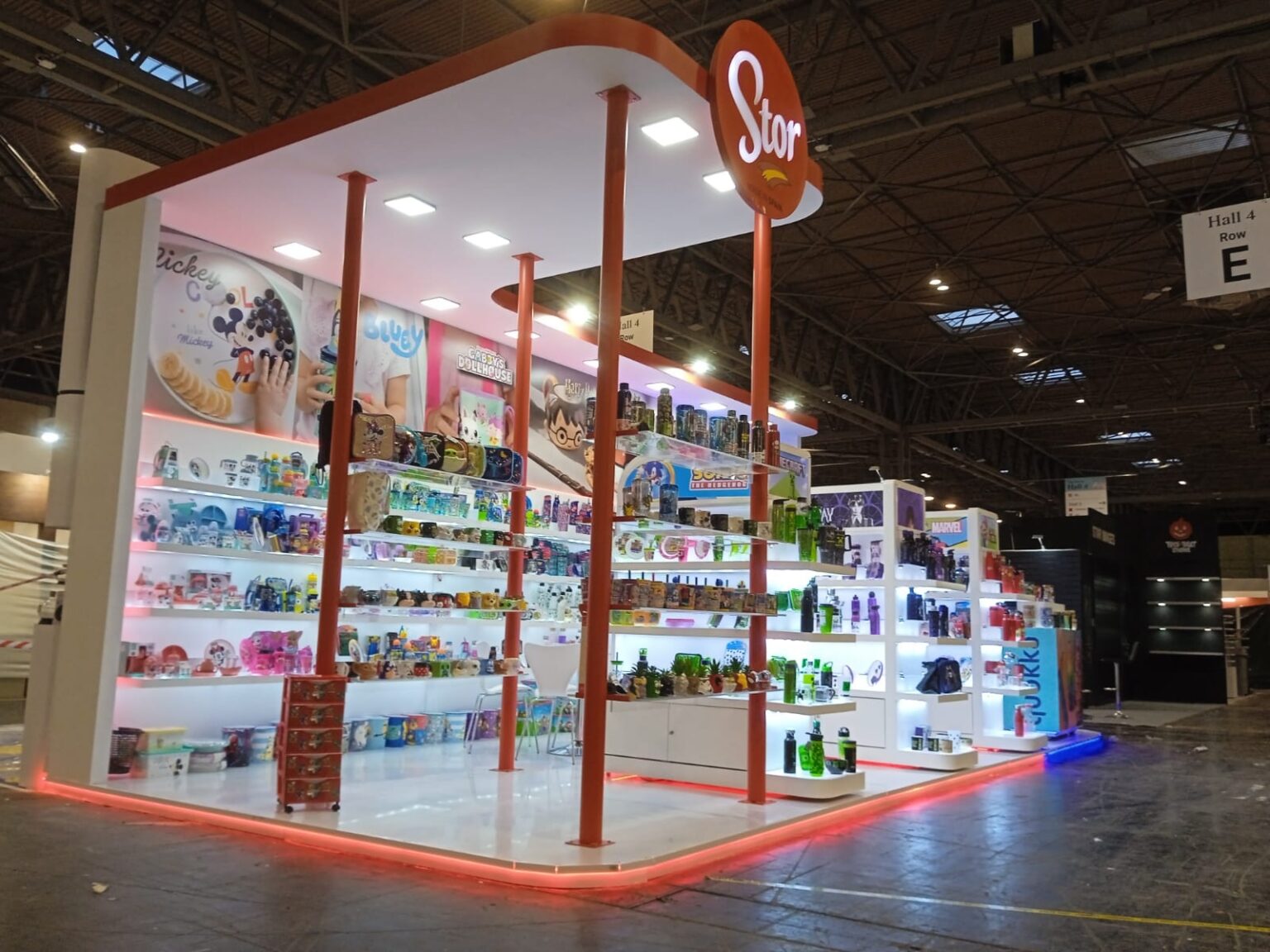 Stands personalizados en Madrid con iluminación y tecnología integrada